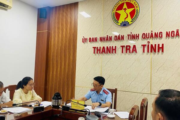 Chánh Thanh tra tỉnh Quảng Ngãi đối thoại khiếu nại lần hai với ông Trần Văn Tâm ở xã Nghĩa Giang, tỉnh Quảng Ngãi
