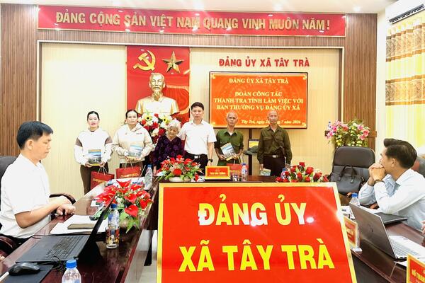Chánh Thanh tra tỉnh thăm, tặng quà gia đình người có công với cách mạng tại xã Tây Trà