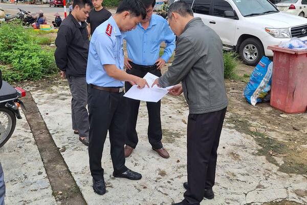 Chánh thanh tra tỉnh kiểm tra thực tế và làm việc với UBND xã Kon Braih về vụ việc tại khu vực chợ tạm thôn 3