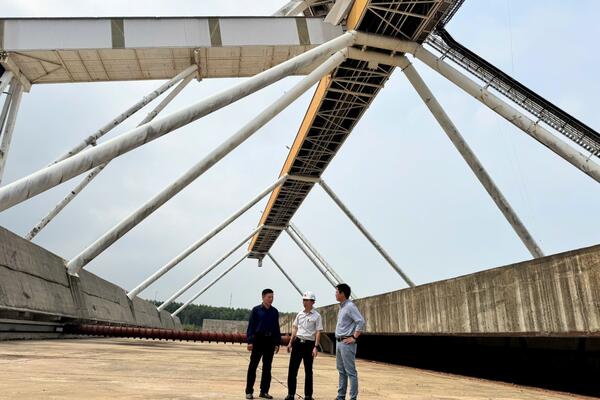 Chánh Thanh tra tỉnh kiểm tra thực tế một số dự án và làm việc với Công ty Cổ phần Bột - Giấy VNT 19 và Công ty Cổ phần Xi măng Miền Trung về vụ việc đông người tại xã Vạn Tường, tỉnh Quảng Ngãi